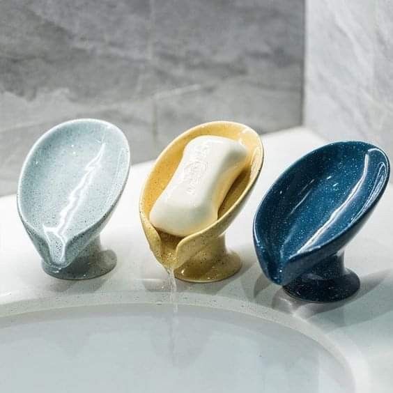 Mantén tus jabones siempre secos y listos para usar con esta jabonera de diseño inclinado que permite que el agua se drene directamente hacia el lavamanos.